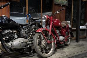 original- gammal årgång retro årgång motorcyklar stående i de museum foto
