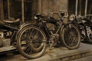 original- gammal årgång retro årgång motorcyklar stående i de museum foto