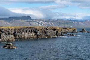 vulkanisk basaltklippa på västkusten på Island