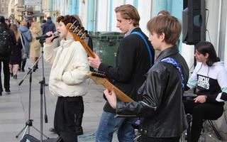 sankt petersburg ryssland - 04 15 2023 musik band spelar till de folkmassan av människor på en gata foto