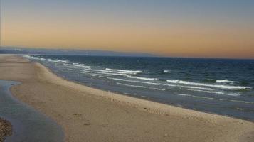 hav kust. baltic hav. hav med vågor. strand. foto