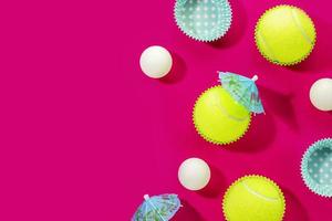tennis bollar, tabell tennis bollar och Semester dekoration på magenta bakgrund foto