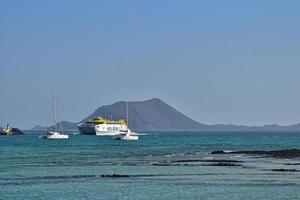 se av de strand och blå hav på de kanariefågel ö fuerteventura i Spanien foto