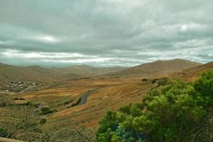 tömma mystisk bergig landskap från de Centrum av de kanariefågel ö spanska fuerteventura med en molnig himmel foto