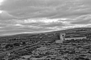 tömma mystisk bergig landskap från de Centrum av de kanariefågel ö spanska fuerteventura med en molnig himmel foto