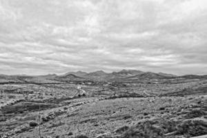 tömma mystisk bergig landskap från de Centrum av de kanariefågel ö spanska fuerteventura med en molnig himmel foto