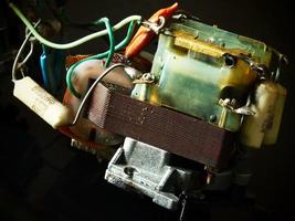 gammal eltransformator med andra komponenter foto