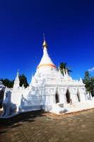 skön vit pagod med blå himmel i phra den där doi kong mu tempel på de berg i nordlig på meahong son provins, thailand foto