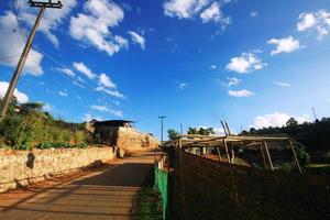 yunnan kinesisk hilltribe hus på de berg med skön blå himmel och solljus i nordlig thailand foto