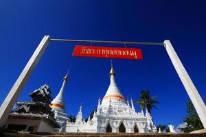 skön vit pagod med blå himmel i phra den där doi kong mu tempel på de berg i nordlig på meahong son provins, thailand foto