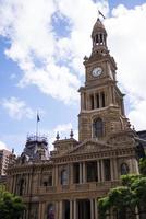 vy på sydney stadshus i australien. stadshuset byggdes på 1880-talet från lokal sydney sandsten. foto