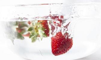jordgubbar i vatten foto