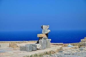 gammal antik sten ruiner på en varm sommar dag på de grekisk ö av rhodos i lindos foto