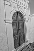 trä- dörr i de historisk grekisk stad av lindos i grekland på en Semester dag foto
