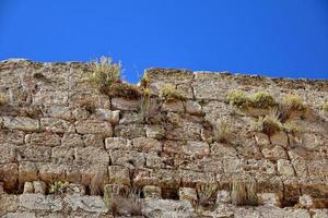 gammal antik sten ruiner på en varm sommar dag på de grekisk ö av rhodos i lindos foto