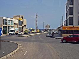 landskap med de stadens karakteristisk vit byggnader från de spanska ö av lanzarote på en värma sommar dag foto