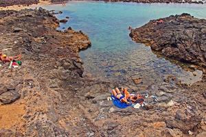 havet landskap med hav strand och blå himmel på de ö av lanzarote i Spanien foto