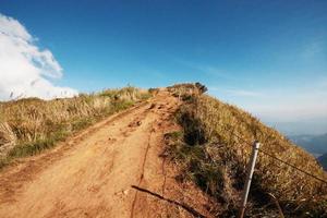 skön landskap dal av berg och blå himmel i vinter- på phu chee fah kulle nordlig av thailand foto