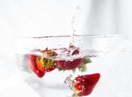 jordgubbar i vattenskål foto