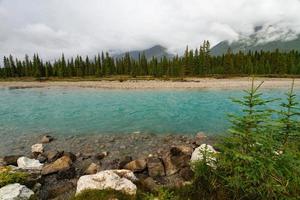 lynnig flod i banff nationell parkera, kanada med fantastisk turkos vatten foto