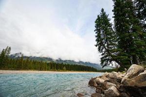 lynnig flod i banff nationell parkera, kanada med fantastisk turkos vatten foto