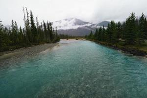 lynnig flod i banff nationell parkera, kanada med fantastisk turkos vatten foto