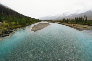 lynnig flod i banff nationell parkera, kanada med fantastisk turkos vatten foto