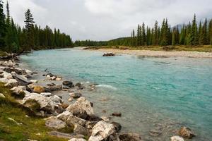 lynnig flod i banff nationell parkera, kanada med fantastisk turkos vatten foto