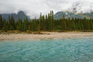 lynnig flod i banff nationell parkera, kanada med fantastisk turkos vatten foto