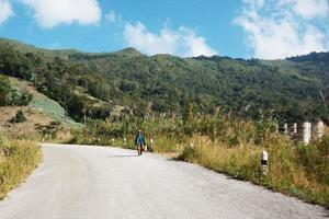 liv av kulle stam jordbrukare gående i Land väg på de berg i thailand foto