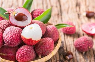 färsk organisk litchi frukt på bambu korg foto