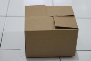 Foto av tömma brun låda