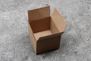 Foto av brun kartong låda öppen topp