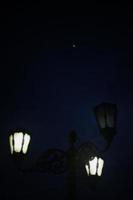 yogyakarta stad parkera lampor mot de bakgrund av de himmel på natt foto