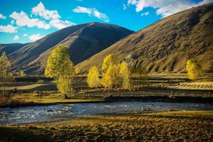 spektakulär landskap i de hög bergen av Västra Sichuan, Kina, med annorlunda säsonger foto