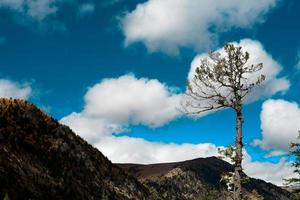 spektakulär landskap i de hög bergen av Västra Sichuan, Kina, med annorlunda säsonger foto