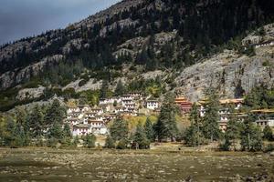 sten hus av alpina herdar i tibetan områden av Kina foto