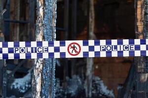 australier polis tejp barrikadering en bränd hus foto