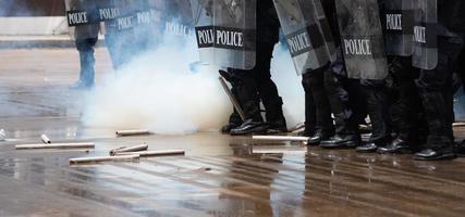 upplopp polis drabbade samman med de demonstranter. foto