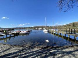 en se av sjö windermere på ambleside i de tidigt morgon- foto