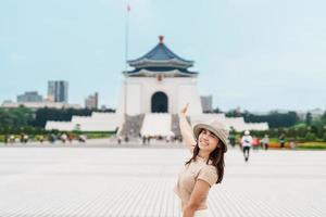 kvinna resande besöker i taiwan, turist med hatt sightseeing i nationell chiang kai shek minnesmärke eller hall frihet fyrkant, taipei stad. landmärke och populär attraktioner. Asien resa begrepp foto