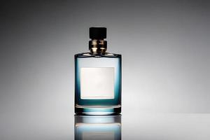 blå flaska parfym attrapp studio skott, isolerat bakgrund, vit märka, marknadsföring och produkt presentation. foto