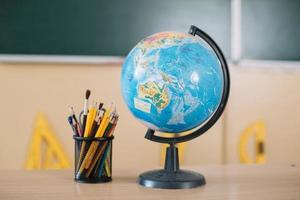 världen världen och skrivverktyg på skolbordet