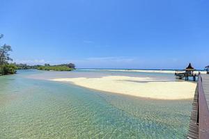 panorama- bild längs trä- bro över bo dan flod på natai strand i thailand foto