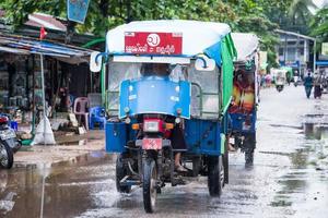 mandalay, myanmar - juli 20, 2018-lokal tre hjul bil i myanmar. de autentiska kultur av samhälle. foto