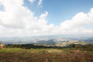 antenn se av höglandet med torr gräs och skog kulle i blå himmel på de dal berg i thailand foto