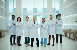 porträtt av doktorer och medicinsk studenter med olika gester till förbereda för patient vård foto