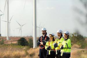 porträtt av ingenjör stationerad på de naturlig energi vind turbin webbplats. med dagligen granska uppgifter av större vind turbin operationer den där omvandla vind energi in i elektrisk elektricitet foto