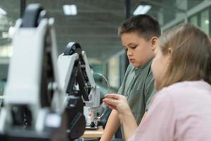 barn använder sig av de hand robot teknologi, studenter är studerar teknologi, som är ett av de stam kurser. foto