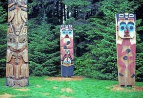 totem poler i alaska foto